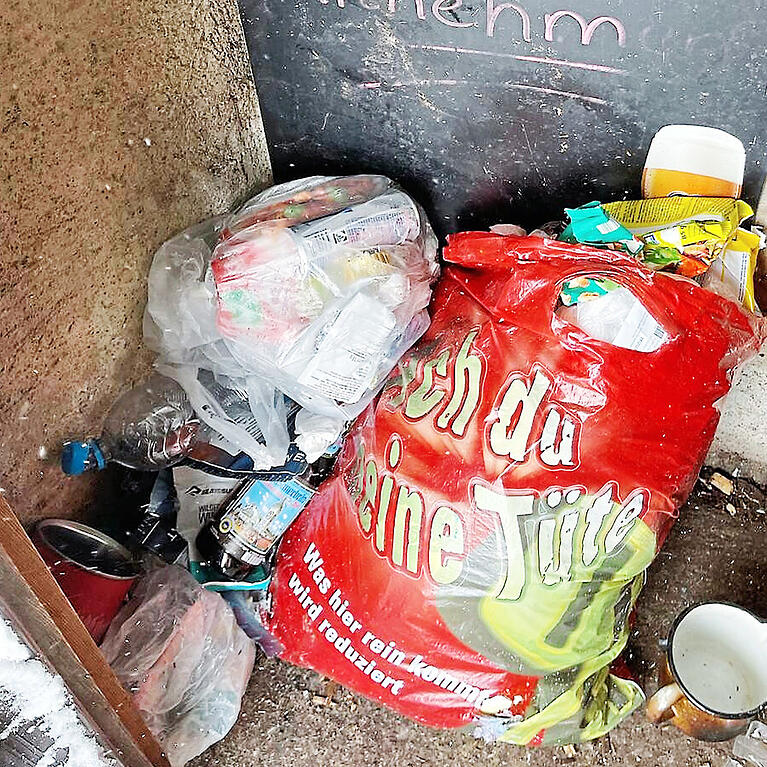 Der Winterraum der Knorrhütte: Hier wurden nicht nur Müll und Alkoholflaschen vorgefunden.