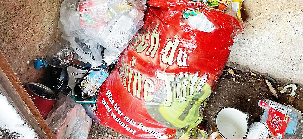 Der Winterraum der Knorrhütte: Hier wurden nicht nur Müll und Alkoholflaschen vorgefunden.
