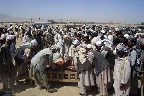 Afghanen beerdigen Opfer des Luftangriffs