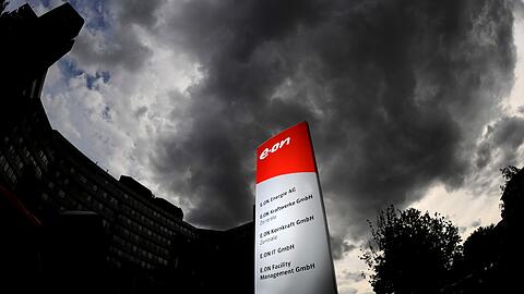 Dunkle Wolken über der Zentrale des Energieriesen E.ON
