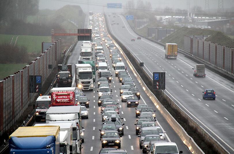 Am Montagmorgen musste die A3 Richtung komplett gesperrt werden. (Symbolbild)