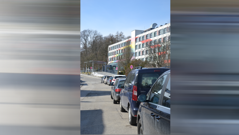 Die aktuelle Parksituation beim Kinderkrankenhaus. Es wird viel falsch geparkt. Ein Thema, das für Zündstoff sorgt.