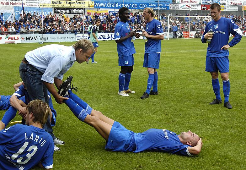 Voller Einsatz: Flick als Chefcoach und "Physio" der TSG.