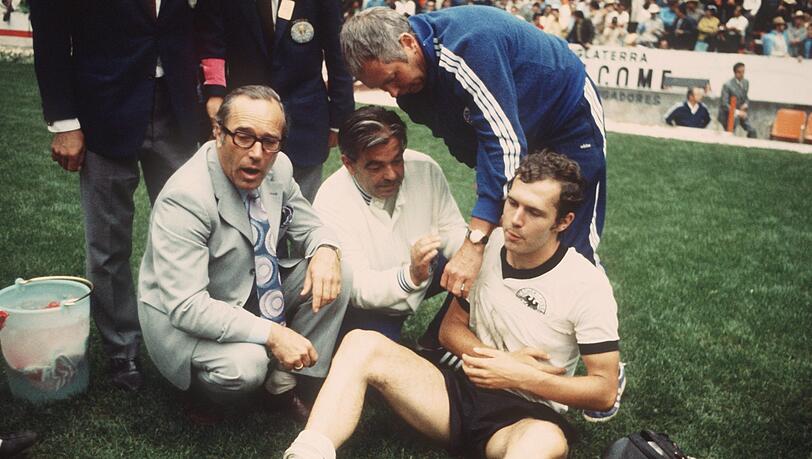 Schulter ausgerenkt: Franz Beckenbauer spielt im WM-Halbfinale trotz großer Schmerzen weiter. Schulter ausgerenkt: Franz Beckenbauer spielt im WM-Halbfinale trotz großer Schmerzen weiter.
