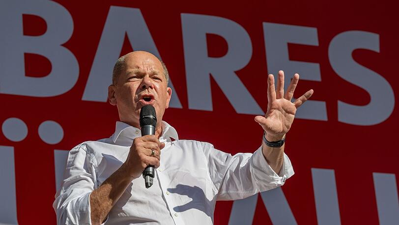 Bundeskanzler Olaf Scholz (SPD) spricht während eines Wahlkampfauftritt auf dem Münchner Marienplatz.