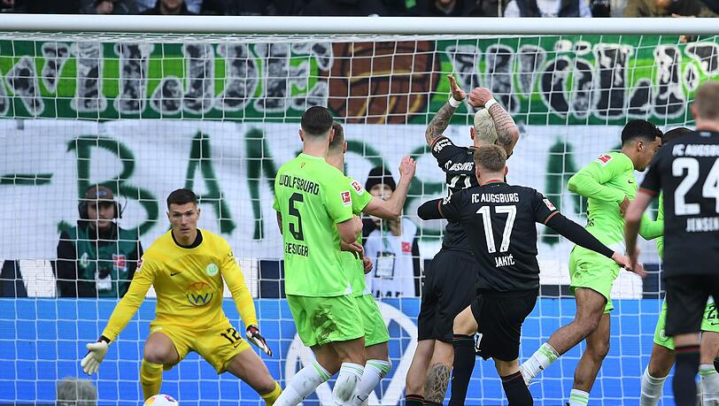 Der Augsburger Kristijan Jakic (Nr. 17) trifft zum zwischenzeitlichen 2:1. Der Augsburger Kristijan Jakic (Nr. 17) trifft zum zwischenzeitlichen 2:1.