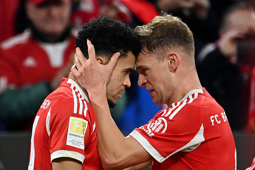 In der Mannschaft hoch angesehen: Díaz mit Joshua Kimmich (r.).