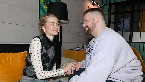 "GZSZ": Jonas (r.) versucht, Johanna bei ihren Pl&auml;nen zu unterst&uuml;tzen.