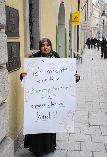 Jeden Donnerstagmittag demonstriert Yasemin Aydin vor dem Kultusministerium für die Rechte chronisch kranker Kinder.