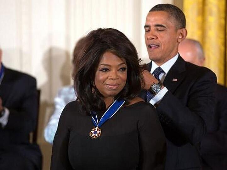 Barack Obama legt Oprah Winfrey die Friedensmedaille um