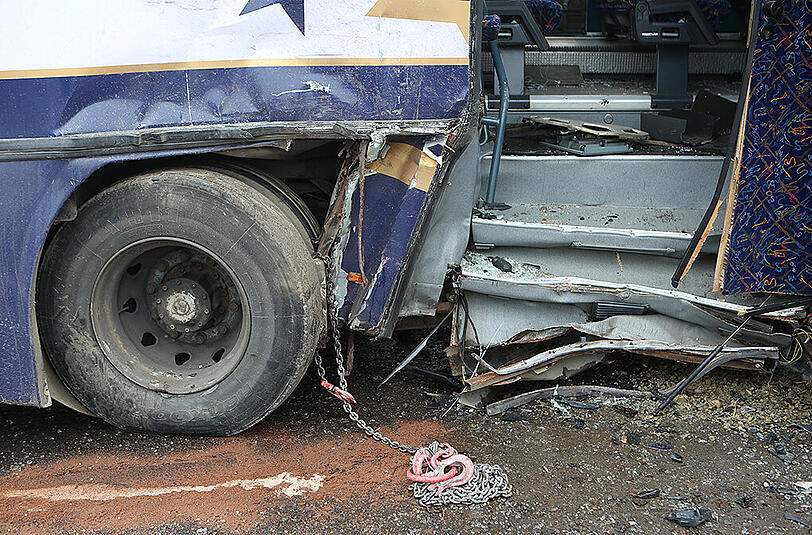 Horror-Unfall in Unterfranken: Ein Sattelzug hat einen Bus mit Kindern und Jugendlichen gerammt - Bilder von der Unfallstelle