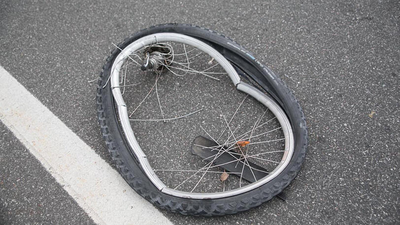 Die Windschutzscheibe des Autos ist kaputt, das Fahrrad des Zwölfjährigen komplett zerstört. Die Bilder vom Unfallort.
