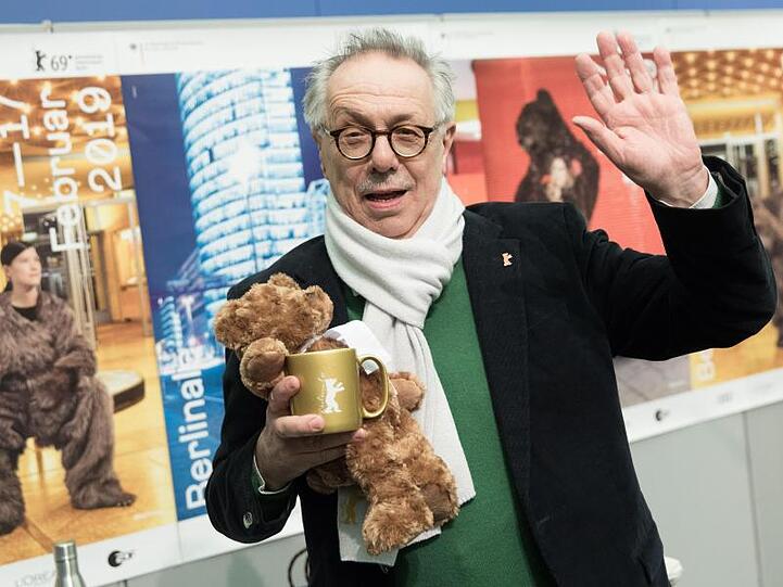 Bärchen und goldene Tasse: Dieter Kosslick hat einige Festival-Souvenirs zur Programm-Vorstellung mitgebracht.