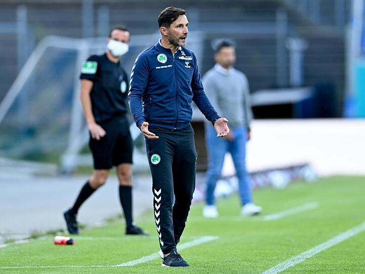 Fürths Trainer Stefan Leitl reagiert während eines Spiels. Foto: Sascha Steinbach/EPA/Pool/dpa/Archivbild