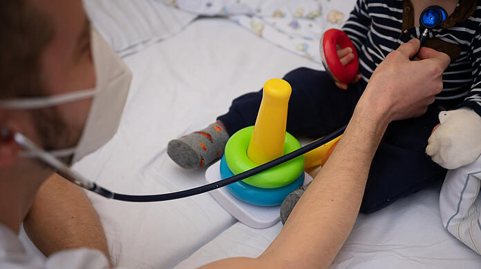 Ein Arzt untersucht im Olgahospital des Klinikums Stuttgart ein Kind. (zu dpa: «DAK: Fast jede zweite Kinder-Operation wegen Lockdown ausgefallen») +++ dpa-Bildfunk +++