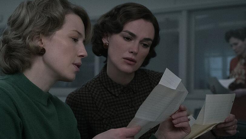 Carrie Coon (li.) als Jean Cole und Keira Knightley als Loretta McLaughlin in "Boston Strangler". Carrie Coon (li.) als Jean Cole und Keira Knightley als Loretta McLaughlin in "Boston Strangler".