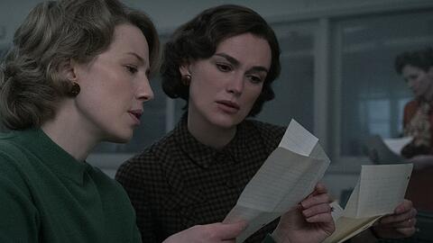 Carrie Coon (li.) als Jean Cole und Keira Knightley als Loretta McLaughlin in "Boston Strangler".