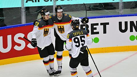 Der deutschen Nationalmannschaft muss bei der WM vorerst auf Lukas Reichel (l) verzichten.