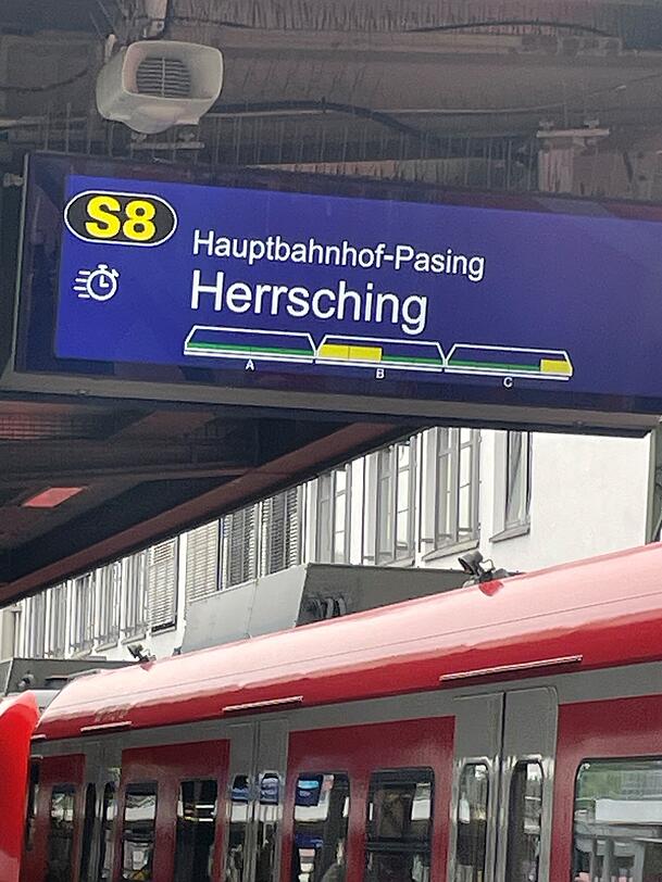 Mehr Information am Monitor: Gelbe Balken zeigen dem Fahrgast am Gleis eine mittlere Auslastung des Wagens an.