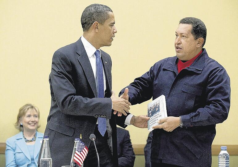 Amerikanischer Gipfel: Hugo Chávez schenkt Barack Obama ein Buch &ndash; es wird sofort zum Bestseller.dpa