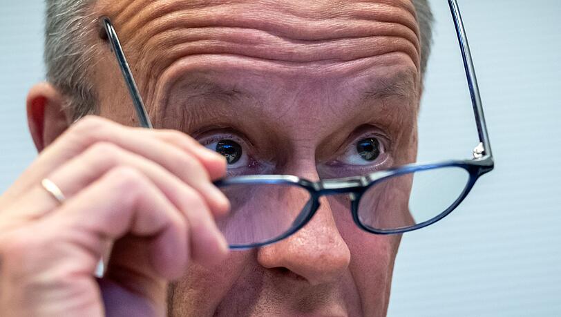 Kanzler Merz warnte in der Fraktionssitzung vor einer Destabilisierung Deutschlands und Europas, wenn die Koalition keine eigene Mehrheit für das Renten-Gesetz zustande bringt.