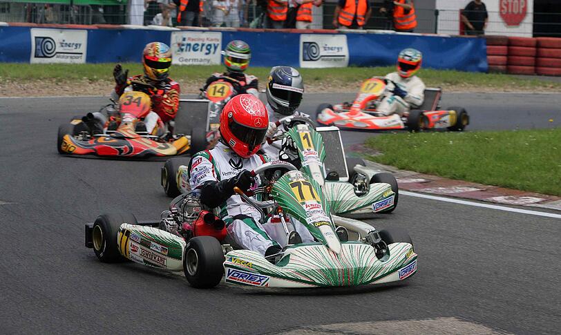 Das Kart-Duell der Formel-1-Weltmeister: Michael Schumacher fuhr seinem Kollegen Sebastian Vettel davon. Spaß hatten alle. Die besten Bilder aus Kerpen...