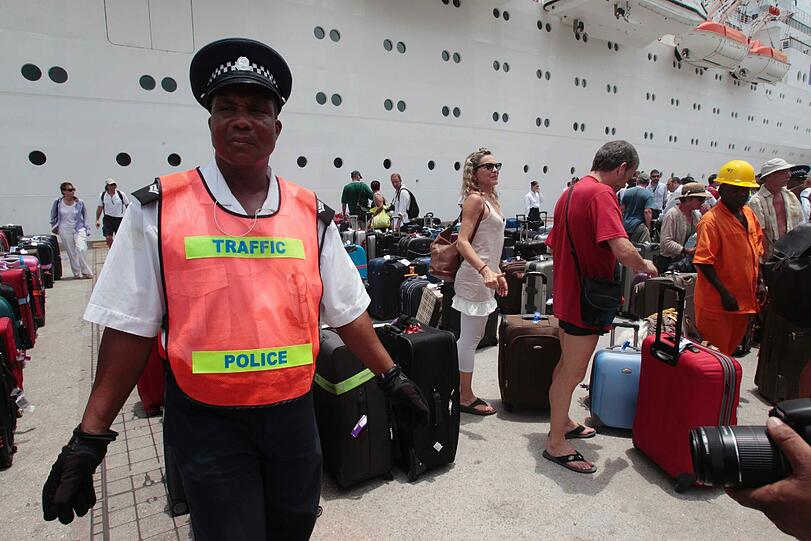 Das havarierte Kreuzfahrtschiff "Costa Allegra" ist im Hafen der Seychellen-Hauptinsel Mahé angekommen - die Bilder.