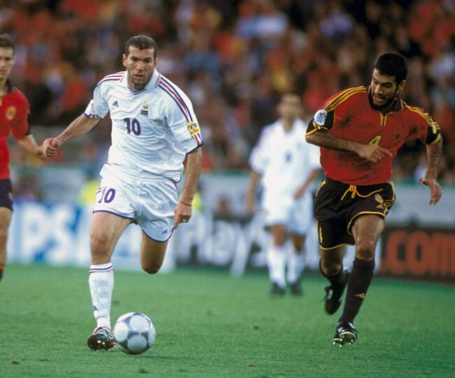Bei Barcelona gewann Guardiola auch als Spieler einige Titel. Alleine zwischen 1991 und 1994 waren es vier Meisterschaften in Folge. In der Nationalmannschaft musste der Katalane sich dagegen mit Olympiagold 1992 begnügen. Er nahm an der Weltmeisterschaft 1994 und an der Europameisterschaft 2000 teil. Hier im Laufduell mit dem großen Zinedine Zidane.
