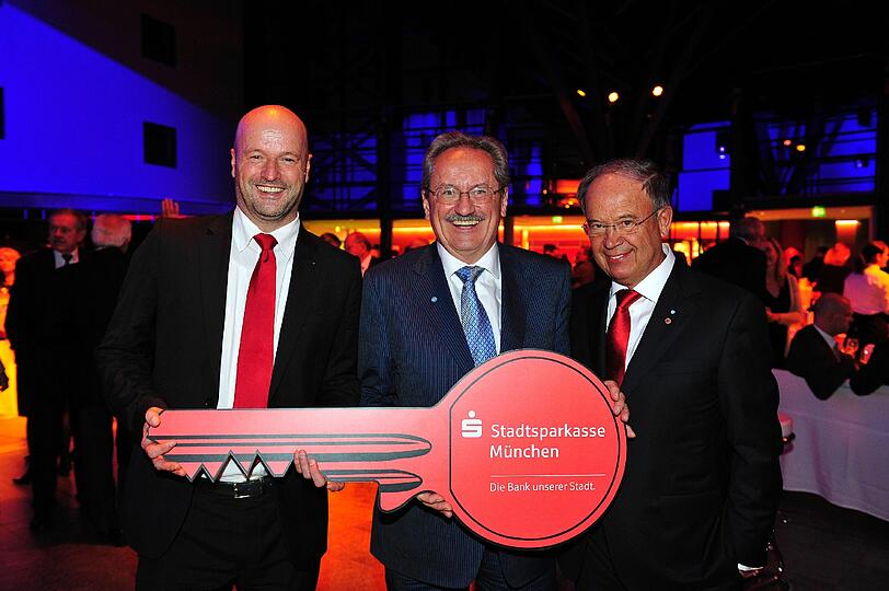Harald Strötgen (rechts) übergibt den Schlüssel der Stadtsparkasse München an seinen Nachfolger Ralf Fleischer (links). OB Christian Ude schaut zu.