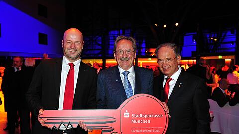Harald Strötgen (rechts) übergibt den Schlüssel der Stadtsparkasse München an seinen Nachfolger Ralf Fleischer (links). OB Christian Ude schaut zu.