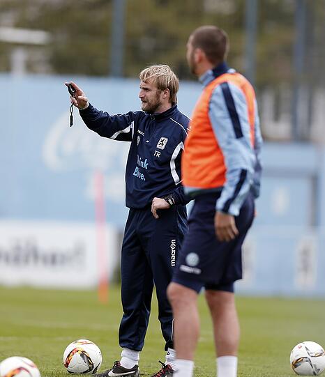 Er packte sofort mit an: Daniel Bierofka soll als Nachfolger von Benno Möhlmann den abstiegsgefährdeten TSV 1860 vor dem Abstieg in die Drittklassigkeit bewahren. Die Bilder.