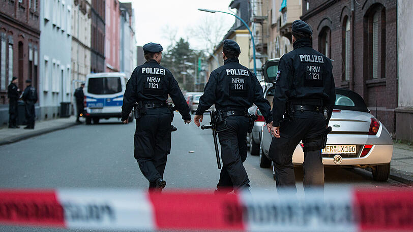 Polizeibeamte gehen in Herne (Nordrhein-Westfalen) über die gesperrte Bismarckstraße. Der mutmaßliche Mörder des 9-jährigen Jaden, Marcel H., hatte sich am Abend des 09.03. in einem Imbiss in der Nähe der Polizei gestellt und die Ermittler zu einem Feuer in der Bismarckstraße geführt, in dem die Fahnder die Leiche eines Mannes fanden.
