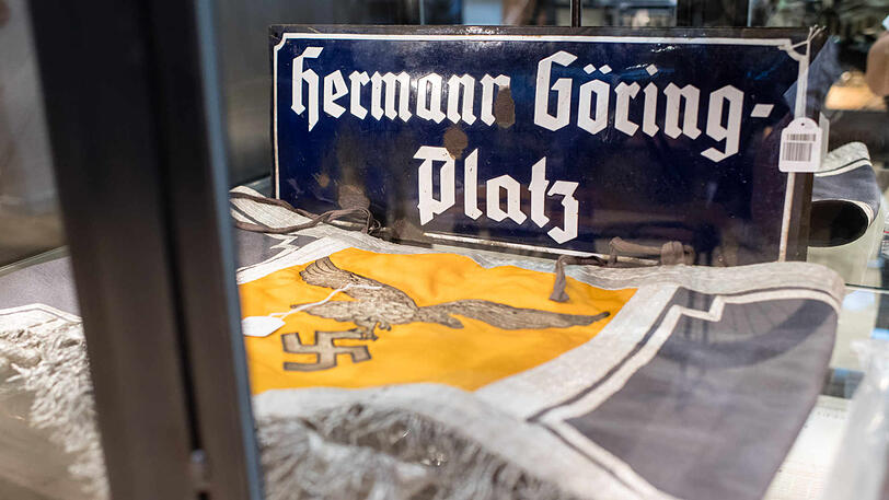 Eine Emailletafel mit der Aufschrift "Hermann Göring Platz" ist im Auktionshaus «Hermann Historica» hinter einem Kesselpaukenbehang der Flieger- oder Fallschirmtruppe zu sehen.