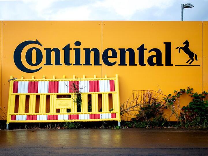 Der Autozulieferer und Reifenhersteller Continental hat in der Corona-Krise schwere Einbußen hinnehmen müssen und einen deutlichen Verlust eingefahren.
