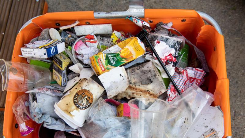 Inhalt einer typischen Straßenmülltonne mit zahlreichen Verpackungen, Einwegbechern und Restmüll. Inhalt einer typischen Straßenmülltonne mit zahlreichen Verpackungen, Einwegbechern und Restmüll.