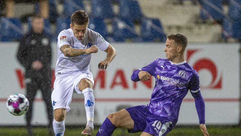 Darmstadts Marvin Mehlem (l) und Osnabrücks Niklas Schmidt teilten sich im Nachholspiel die Punkte.