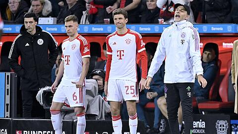 Degradiert und frustriert: Selbst im womöglich wichtigsten Bundesliga-Spiel der Saison verzichtete Thomas Tuchel (r.) zunächst auf seine beiden Vize-Kapitäne Thomas Müller und Joshua Kimmich (l.).