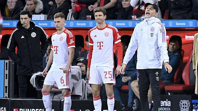 Degradiert und frustriert: Selbst im womöglich wichtigsten Bundesliga-Spiel der Saison verzichtete Thomas Tuchel (r.) zunächst auf seine beiden Vize-Kapitäne Thomas Müller und Joshua Kimmich (l.).