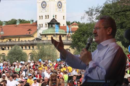 OB Christian Ude bei der Eröffnung des Brückenfests.