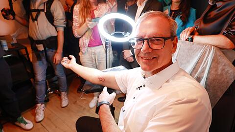 Da ist es, das Opt.Ink-Tattoo.Nun hofft Thomas Zöller, Patienten- und Pflegebeauftragter der Bayerischen Staatsregierung, möglichst oft auf das Zeichenangesprochen zu werden.