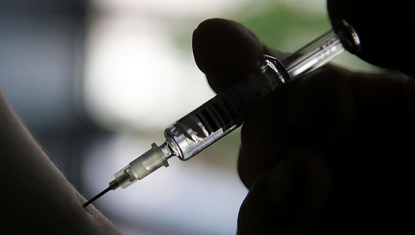 Die Fachleute empfehlen eine FSME-Impfung f&uuml;r alle Menschen, die in Bayern leben oder Urlaub machen. (Symbolbild).