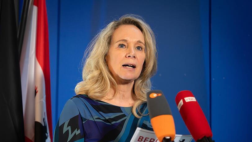 Berlins Kultursenatorin Sarah Wedl-Wilson (parteilos) zieht die Konsequenzen aus Kritik an ihrem Verhalten bei der Vergabe von F&ouml;rdermitteln.