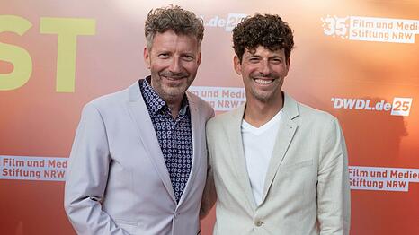 Thorsten Schorn mit seinem Ehemann beim Sommerfest der Film- und Medienstiftung NRW in K&ouml;ln.