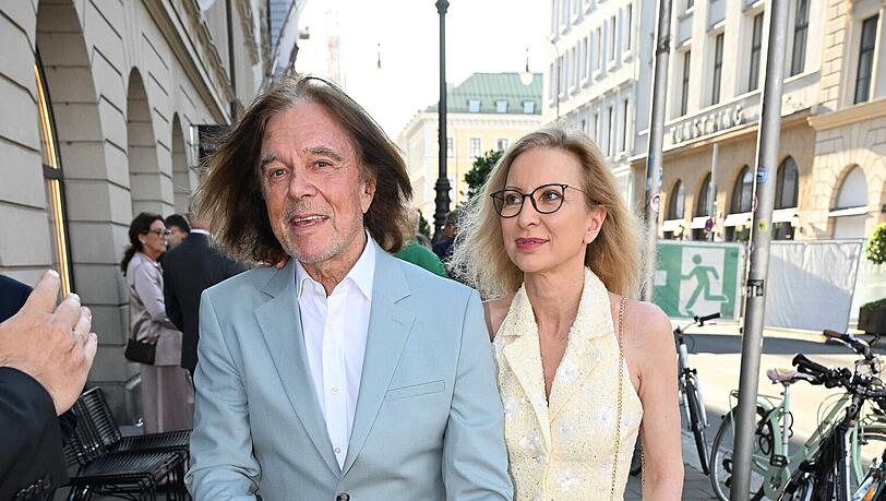 Jürgen Drews und Frau Ramona: Der Schlager-Star kommt mit Rollator zum Mercedes-Empfang. Jürgen Drews und Frau Ramona: Der Schlager-Star kommt mit Rollator zum Mercedes-Empfang.