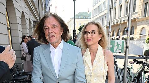 J&uuml;rgen Drews und Frau Ramona: Der Schlager-Star kommt mit Rollator zum Mercedes-Empfang.