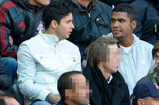 Breno (r.) sitzt beim Spiel FC Bayern München gegen Hertha BSC auf der Tribüne.