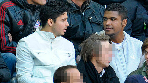 Breno (r.) sitzt beim Spiel FC Bayern München gegen Hertha BSC auf der Tribüne. Breno (r.) sitzt beim Spiel FC Bayern München gegen Hertha BSC auf der Tribüne.