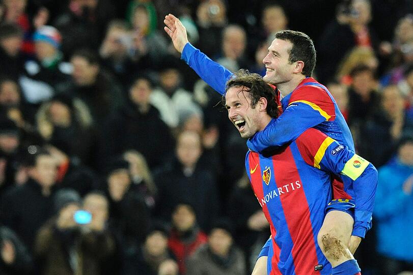 Nachdem der FC Basel - ebenfalls am Mittwochabend - eher unerwartet Manchester United schlug, hegt Basel-Spieler Markus Steinhöfer fürs nun erreichte Champions-League-Achtelfinale folgenden Wunsch: "Für mich wäre es schön, gegen den FC Bayern zu spielen. Wir nehmen jeden Gegner gerne an. Jetzt hat Europa Respekt vor uns." Im Bild freuen sich seine Kameraden Marco Streller und Alexander Frei (rechts) über ihren Sieg gegen Manchester United im Basler St. Jakob Parkstadium.