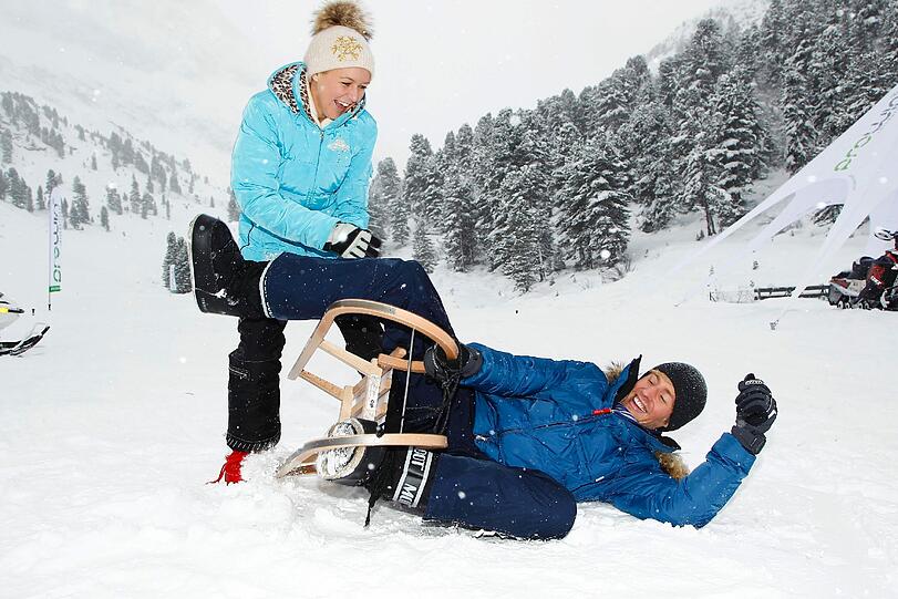Die Kurve war zu steil: Maxi Arland putzelt beim 4. Tirol Cross Mountain in Kühtai in den Schnee.