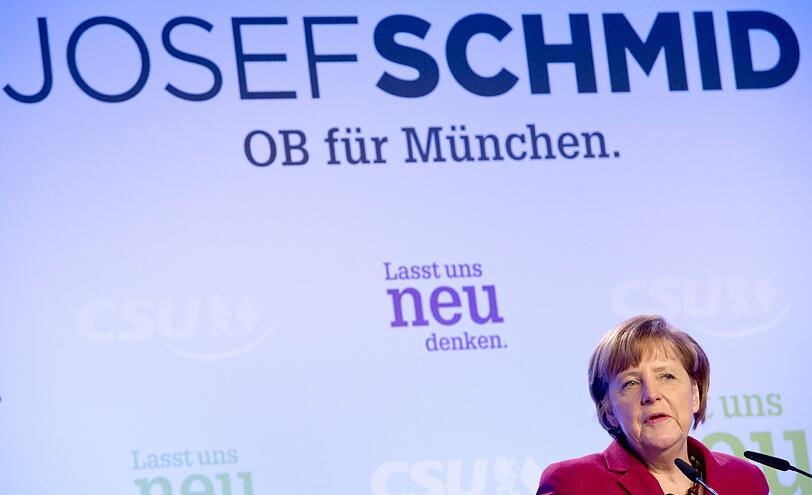 Bundeskanzlerin Angela Merkel (CDU) spricht während der CSU-Abschlusskundgebung zum Münchner Oberbürgermeister-Wahlkampf.